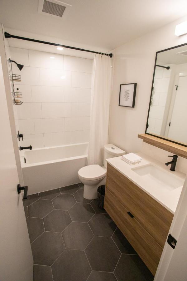 Awesome View 21 Two Bedroom One Bath Downtown Lake View Near Beach เคโลว์นา ภายนอก รูปภาพ