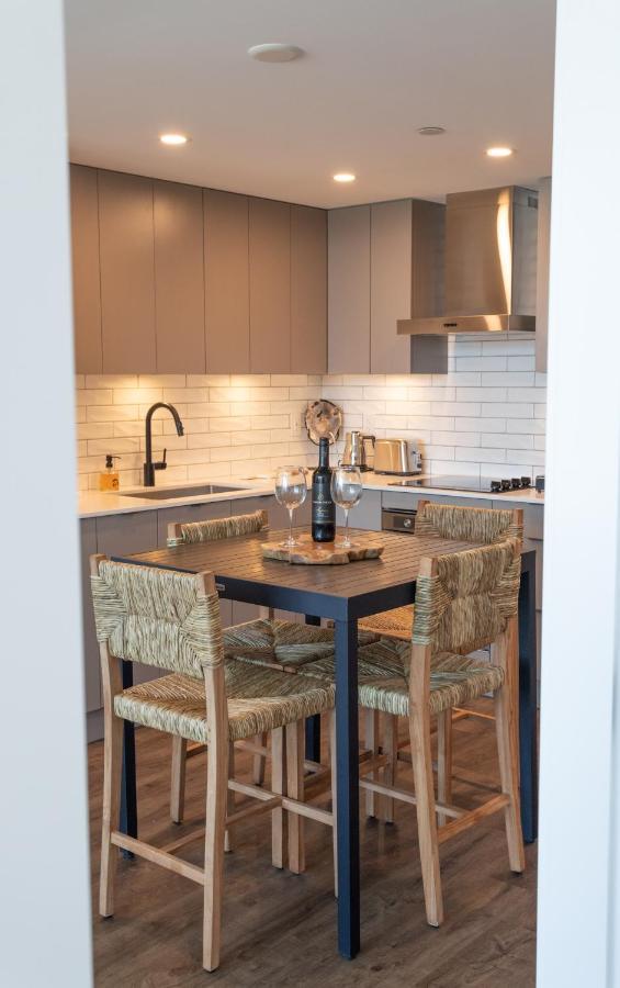 Awesome View 21 Two Bedroom One Bath Downtown Lake View Near Beach เคโลว์นา ภายนอก รูปภาพ